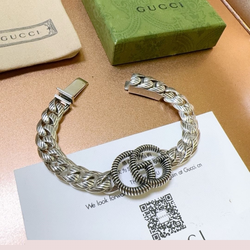 G*u*i bracelets
